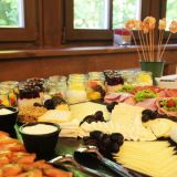 Eine Käseplatte hinter der Süße Desserts stehen.