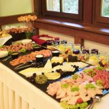 Ein kaltes Buffet mit vielen verschiedenen Aufschnitten und Brötchen.