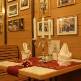 Die Tische im Restaurant L'Artista sind feierlich geschmückt. Die Kerzen sind an.