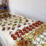In kleinen Gläschen ist Nachtisch gefüllt. Auf kleine Tellern Kuchen.