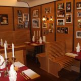 Die Tische des Restaurant L'Artista sind feierlich gedeckt. Jeder Platz ist eingedeckt.