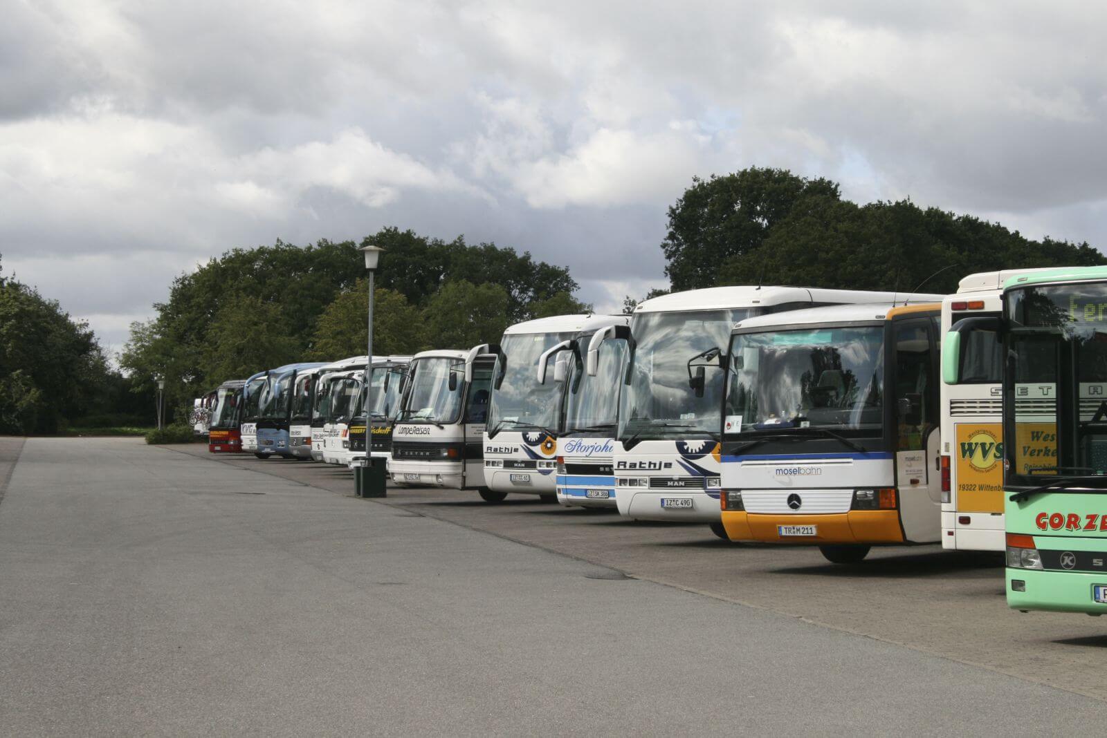 Verschiedene Busse die in einer Parkreihe auf dem HANSA-PARK-Busparkplatz geparkt worden sind.