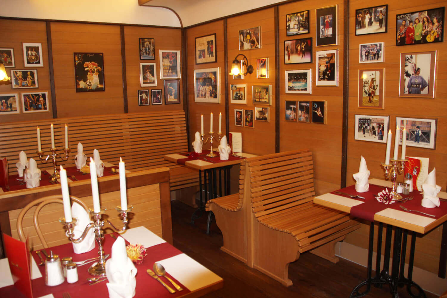 Die Tische des Restaurant L'Artista sind feierlich gedeckt. Jeder Platz ist eingedeckt.