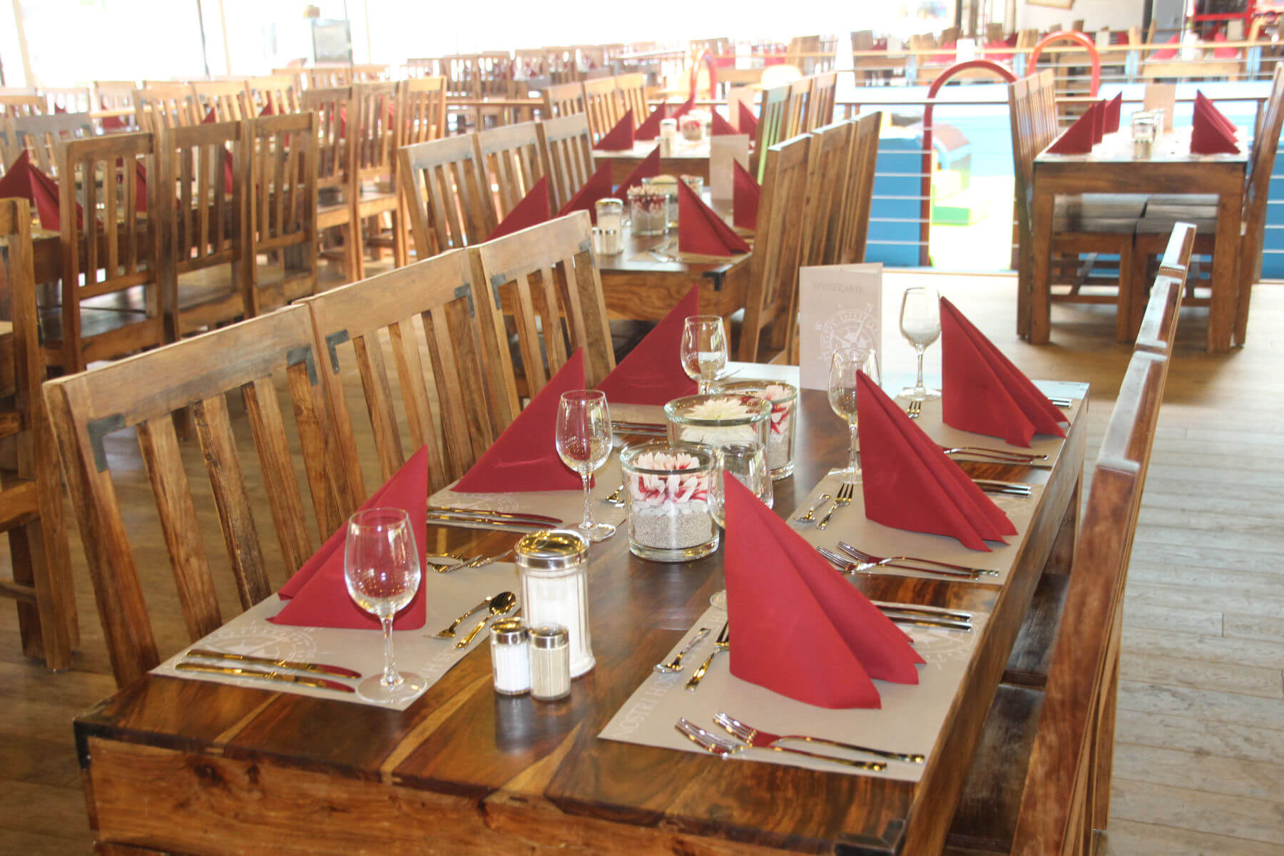 Die Tische des Restaurant Weltumsegler sind feierlich eingedeckt.