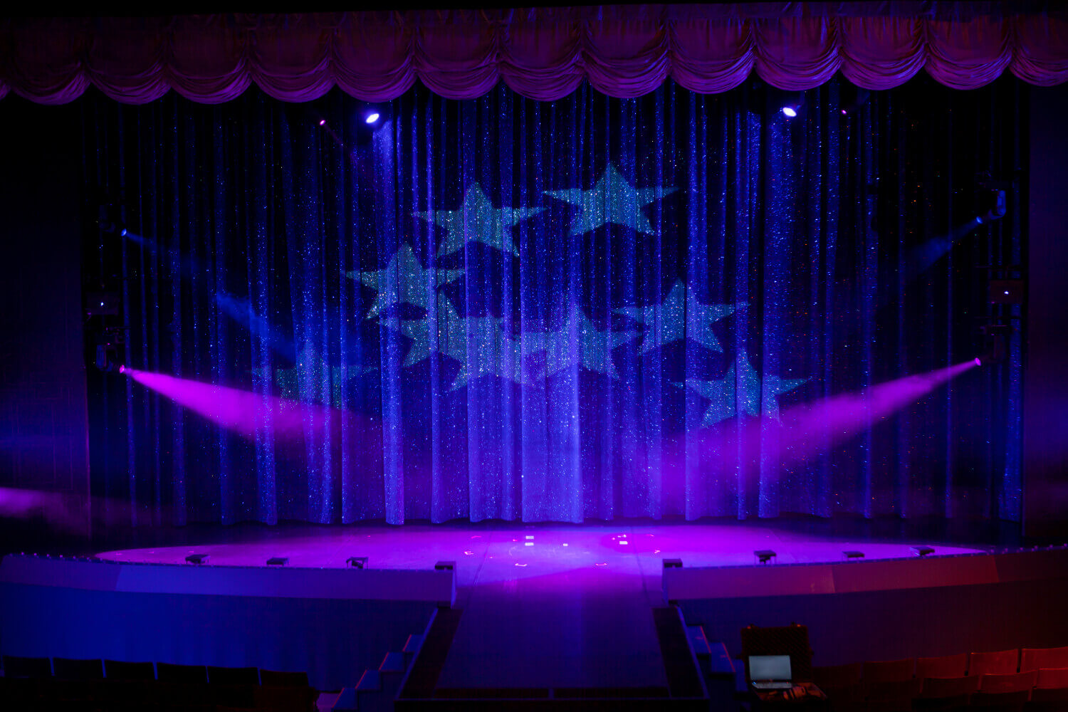 Die Bühne der Arena del Mar. Auf einen glitzernden Vorhang werden Sterne projiziert.