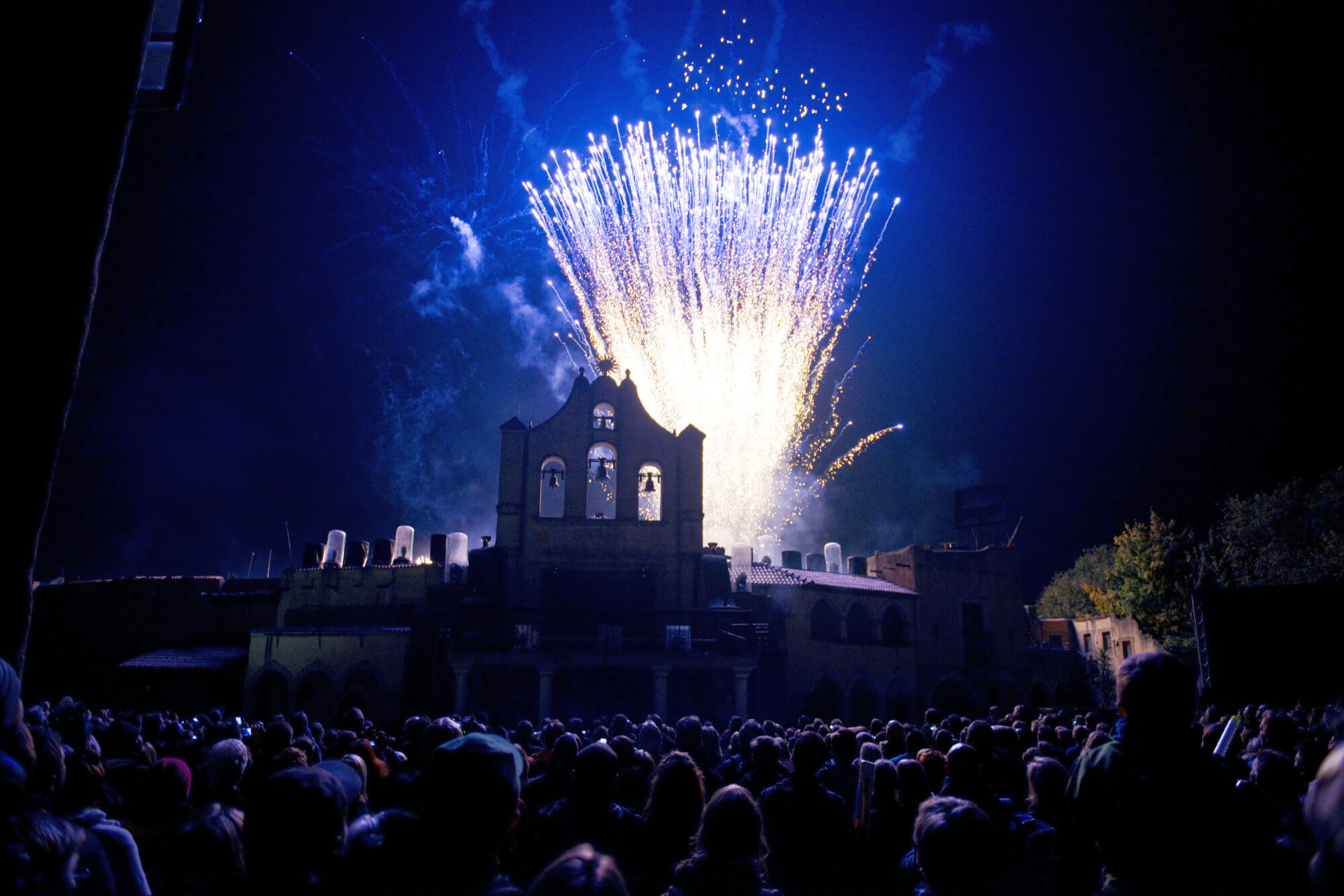 Ein Feuerwerk entsteht auf dem Dach der Plaza del Mar.